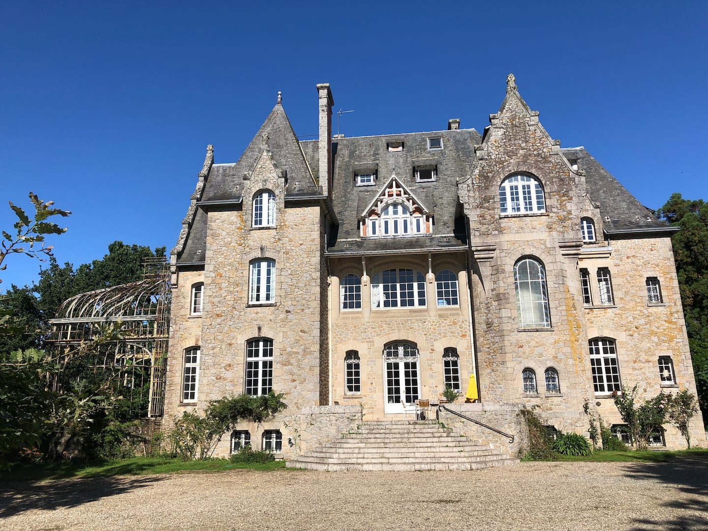 La façade du château et son perron