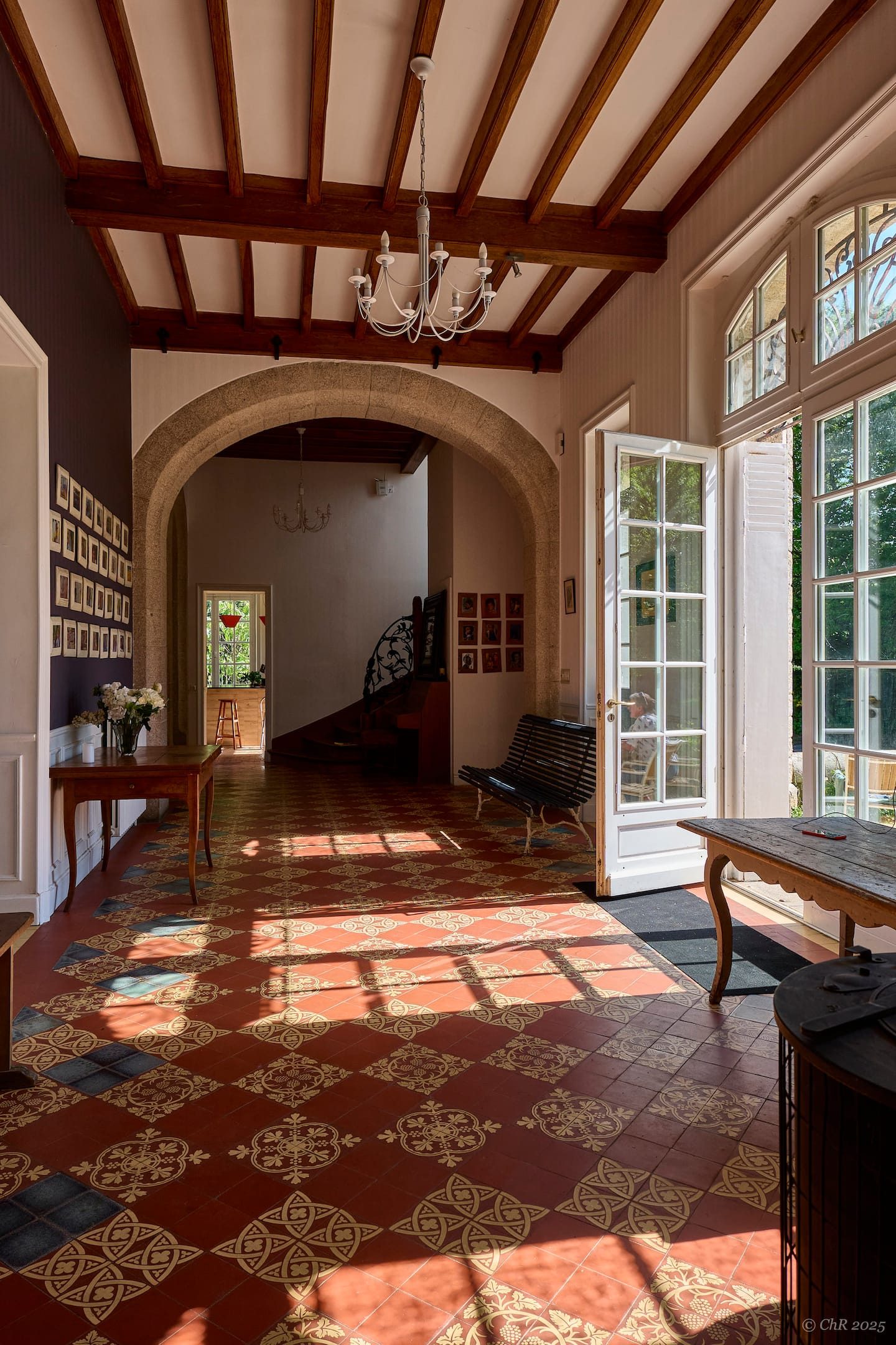 Le vestibule carrelé du château et son arche vers la verrière